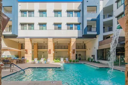 01bcea3b ce5e 4f BXZPX.jpg