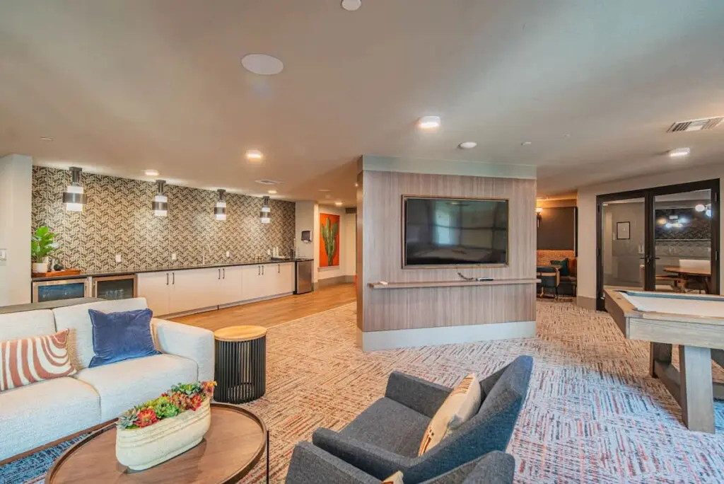 06b33c5e 84db 46 8sX R.jpg