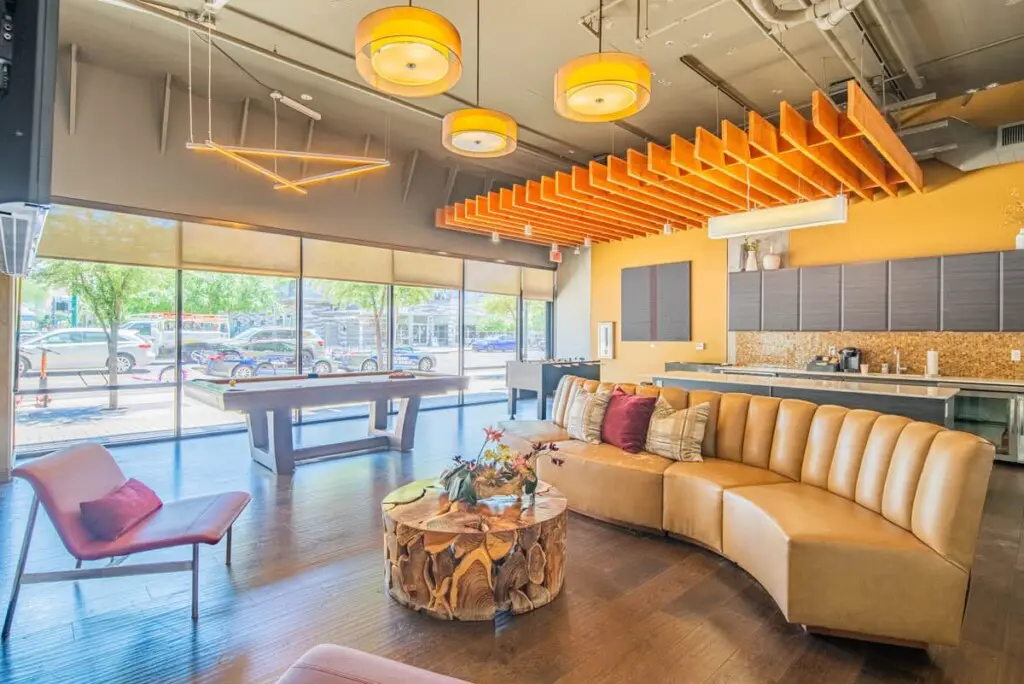 1e43646a 527a 41 rT 0W.jpg