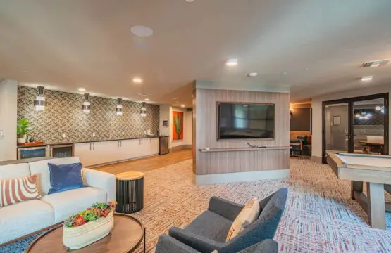 4e4b1a3b 64ed 44 IT49U.jpg