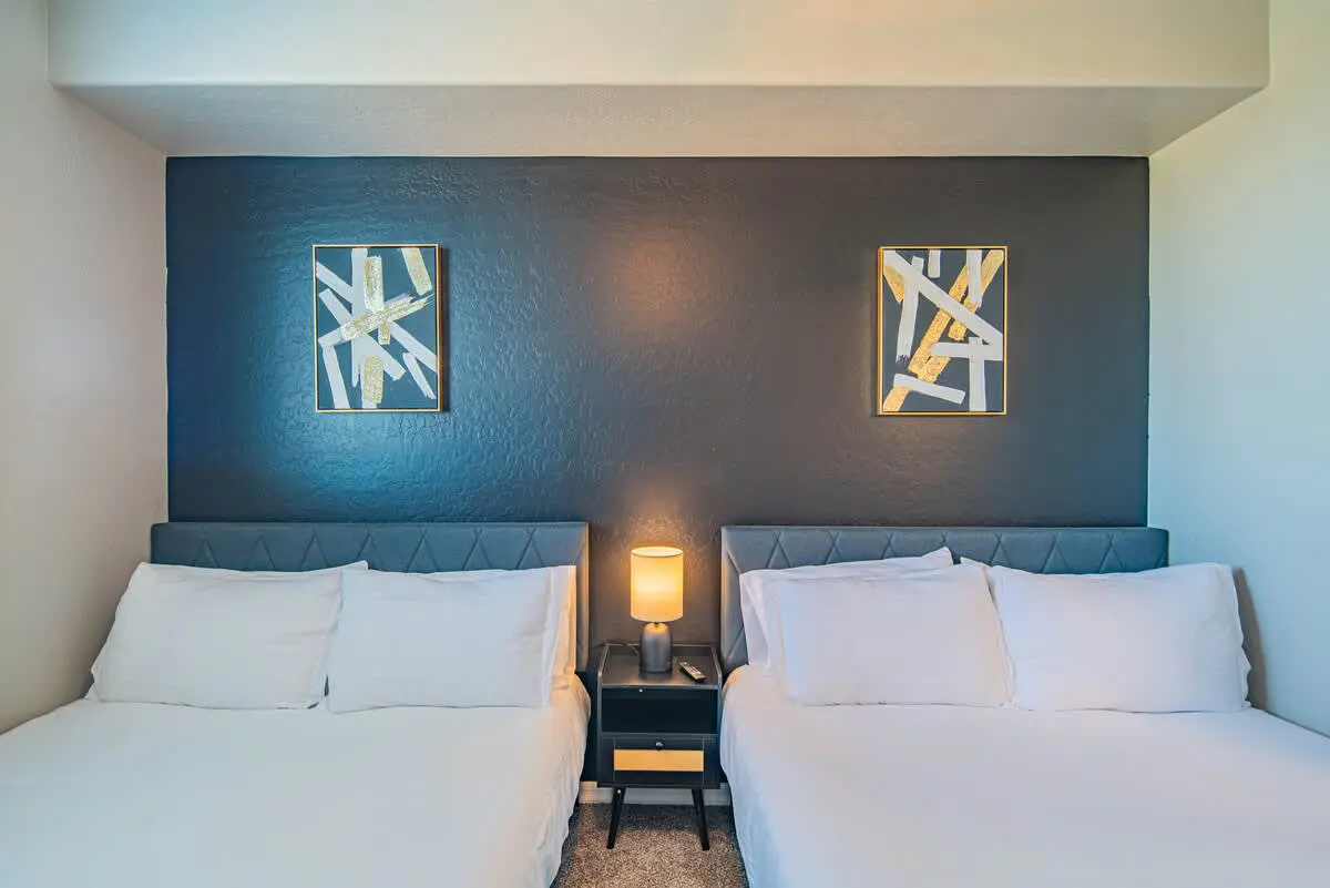 66e85511 f877 4d 6CMU6.jpg