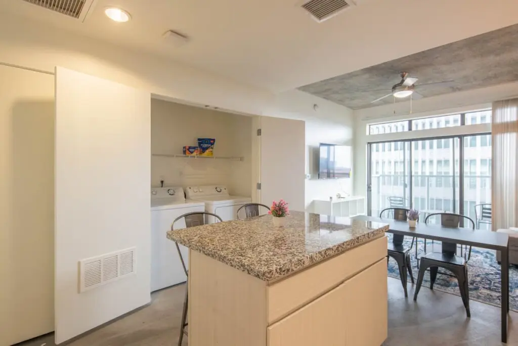 6a8ea575 17be 4d R99Y3.jpg