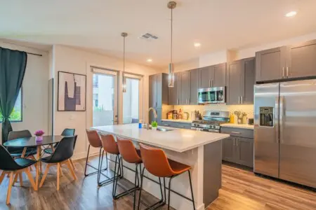 97ee76d9 e9d8 4a H lsK.jpg