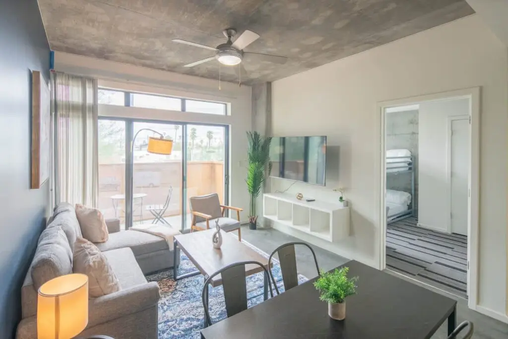 b7aa8bf8 913a 42 LY6AQ.jpg