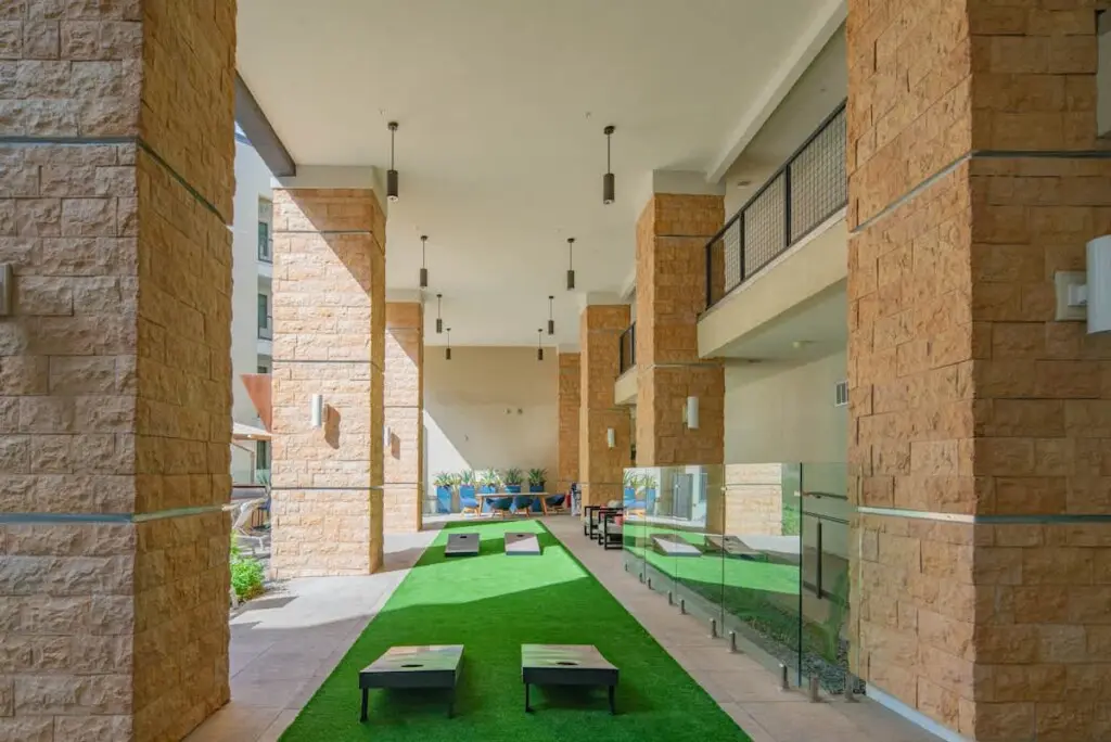 b9f1b3ab 79d3 4c TfTLW.jpg