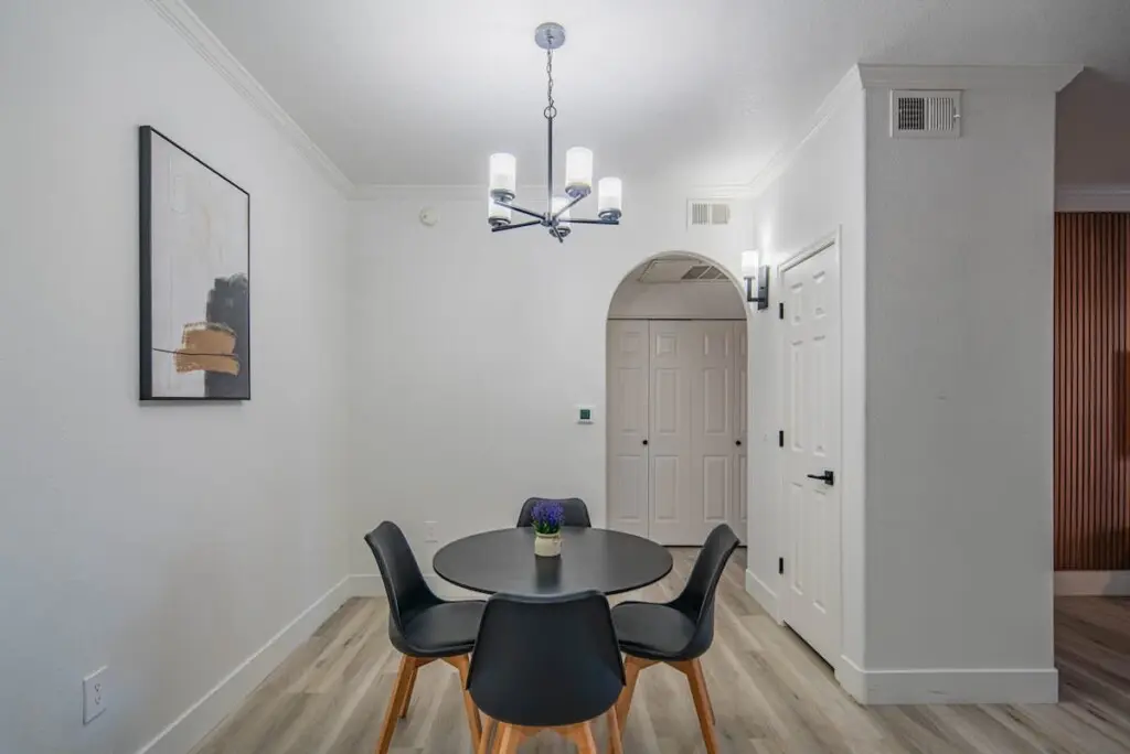 c3024298 44dd 48 a17Nk.jpg