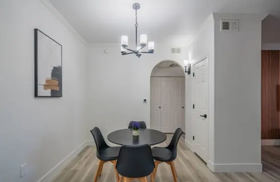 c3024298 44dd 48 a17Nk.jpg