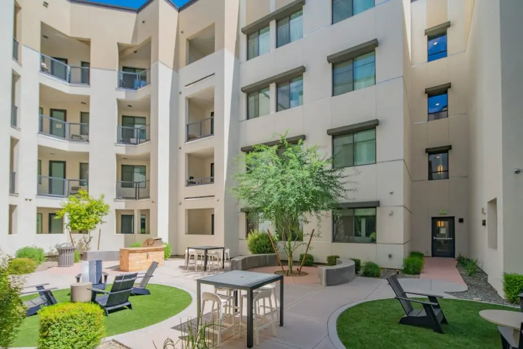 c357f842 5c40 49 W0aXx.jpg