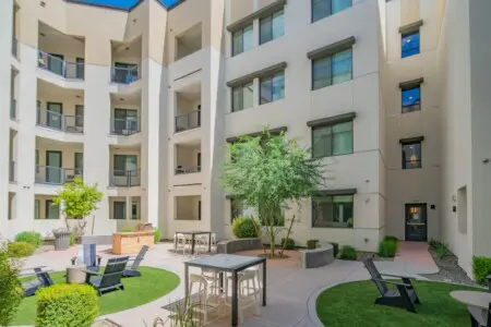 c357f842 5c40 49 W0aXx.jpg