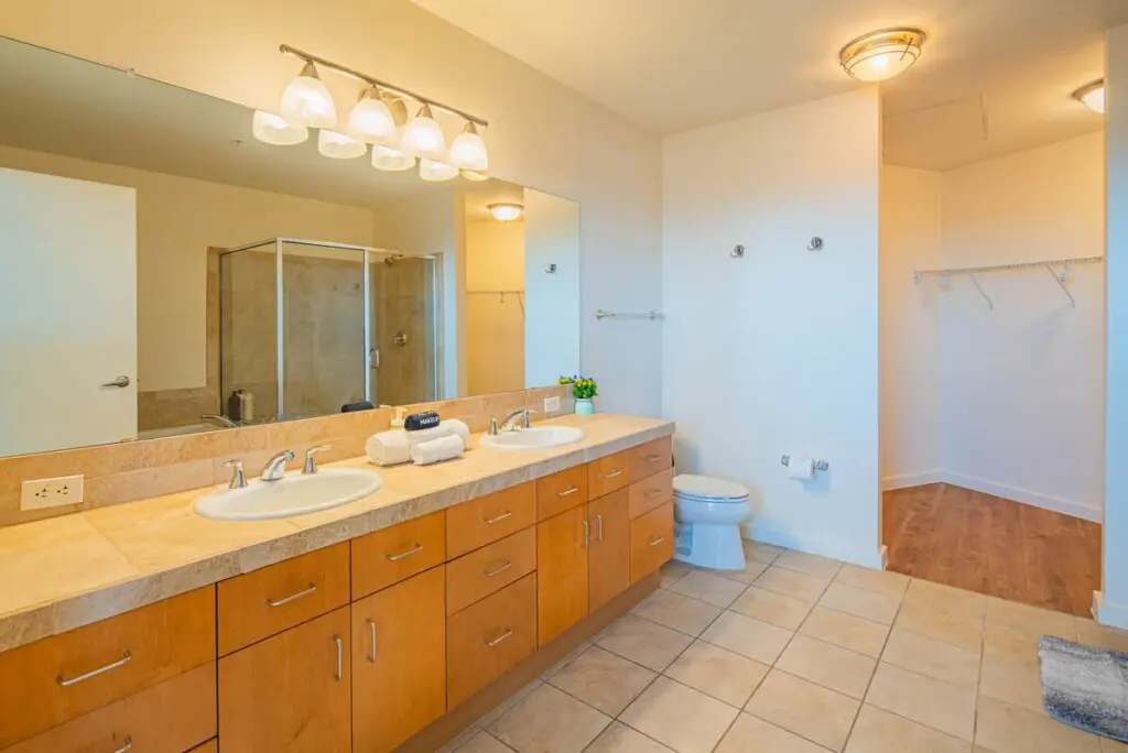 e4e95ab8 7a15 49 3fR5g.jpg