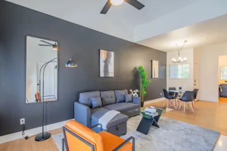 ef435a6b fc2d 49 Qiqb .jpg