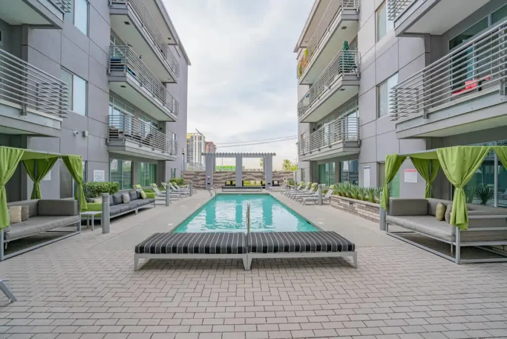 f2025fdc b507 4c KGINA.jpg