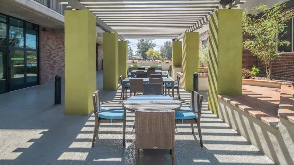 f2bf333f 4b28 42 BL6R9.jpg