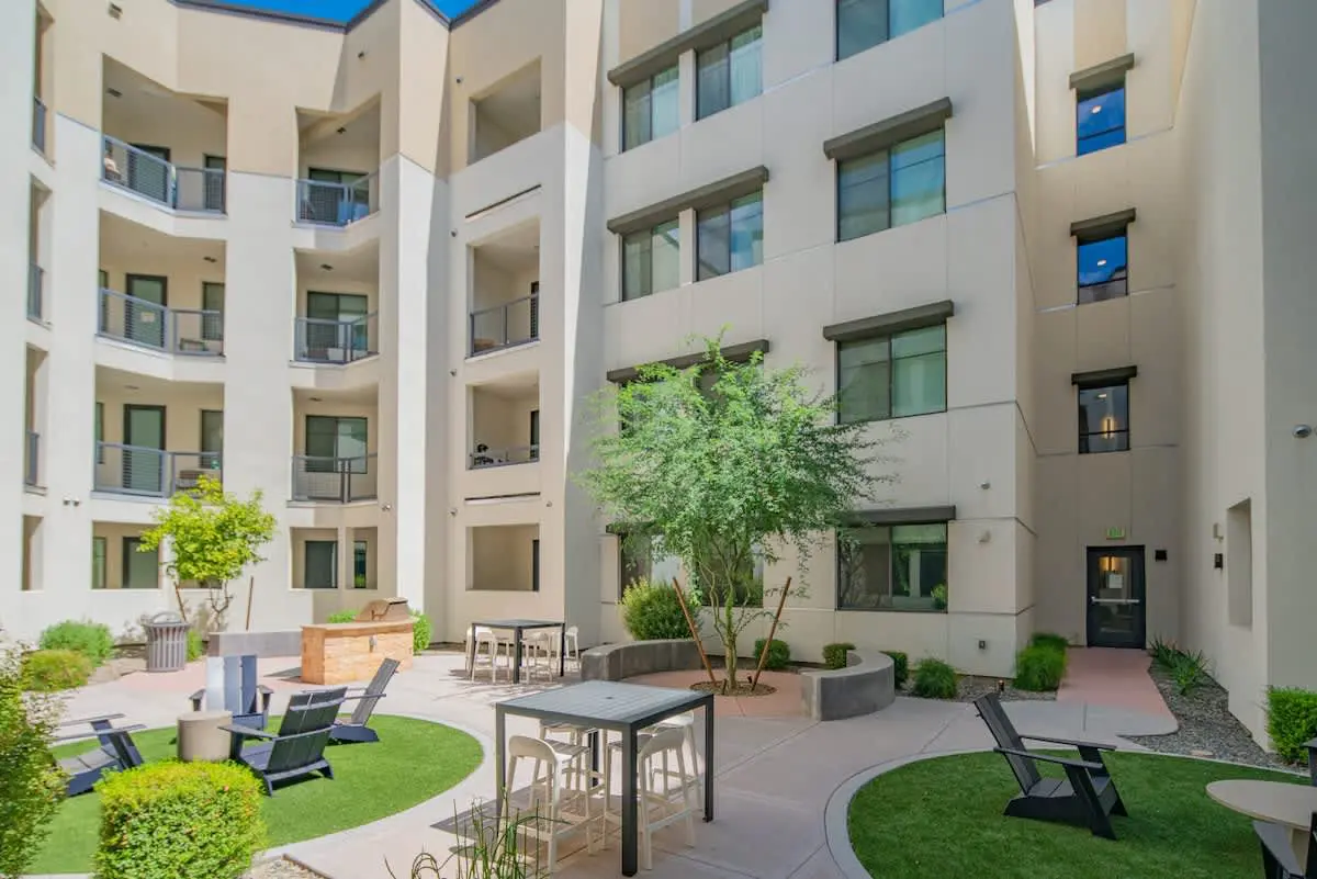 f730e896 885a 43 KzL Q.jpg