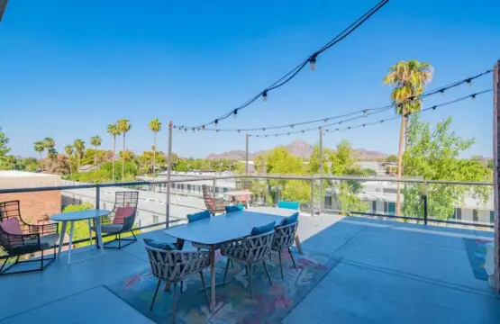 feb72eab 351c 4e llQCG.jpg