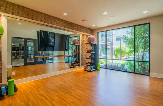 04c7b928 a744 47 INR9B.jpg