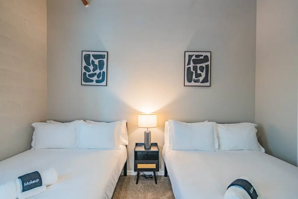 2828a4b3 24bb 4d 8A jh.jpg