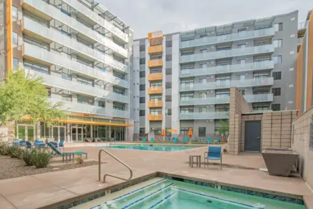 3e691f22 aefe 4c J ls2.jpg