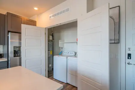 fc8136e9 be12 4c S61JD.jpg