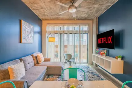 4d0de6b7 b00c 47 ayqGZ