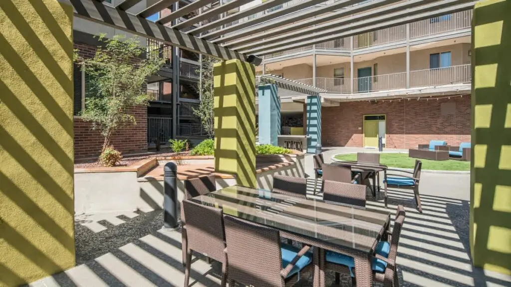 98d001f5 5e18 4c HEhzd