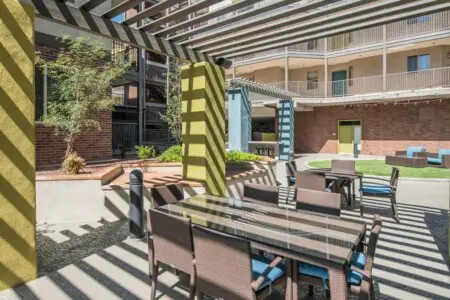 98d001f5 5e18 4c HEhzd