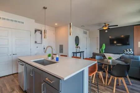 b2e29e44 b8bc 44 VvNUG