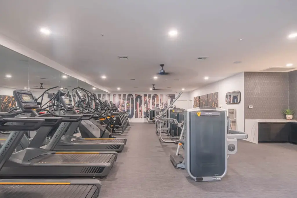 c9486121 1c36 49 SixwM